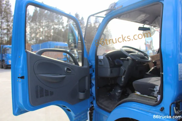 Dongfeng Duolika D7 2018 Light-load version 130hp 4X2(6 wheels) 5.15m single-row flatbed light truck Cab (2) | 86Trucks