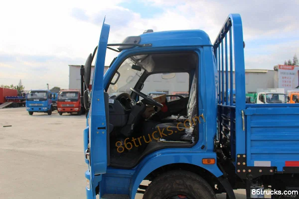Dongfeng Duolika D7 2018 Light-load version 130hp 4X2(6 wheels) 5.15m single-row flatbed light truck Cab (1) | 86Trucks