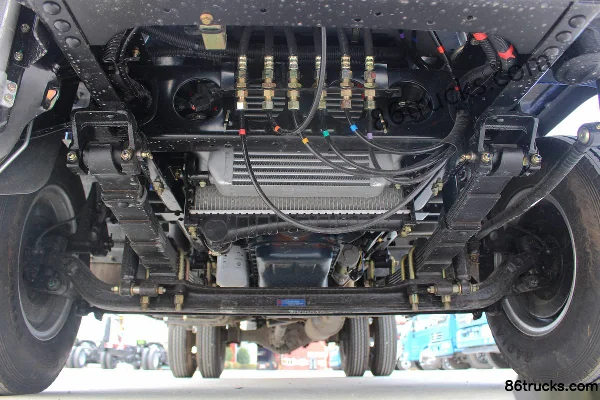 Dongfeng Duolika D6-M 117hp 4X2(6 wheels) 4.17m Single Row Cab Stake Light Truck Chassis (2) | 86Trucks
