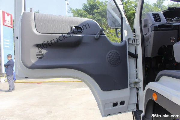 JMC New Kaiyun 109 hp 4X2(6 wheels) 4m Single Row Refrigerated Truck Cab (3) | 86Trucks