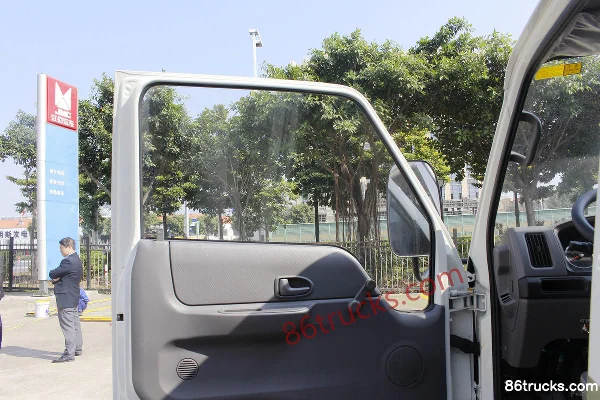 JMC New Kaiyun 109 hp 4X2(6 wheels) 4m Single Row Refrigerated Truck Cab (2) | 86Trucks