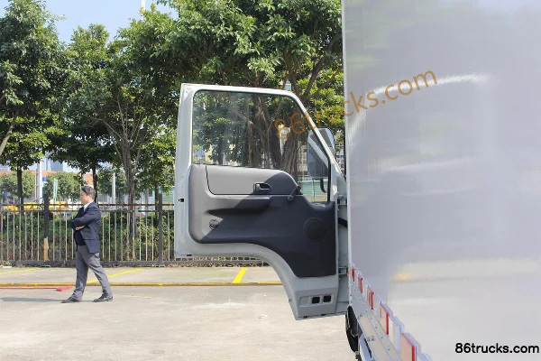 JMC New Kaiyun 109 hp 4X2(6 wheels) 4m Single Row Refrigerated Truck Cab (1) | 86Trucks