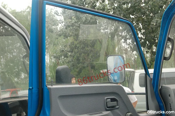 Jinbei Lingchi 108hp 4X2(6 wheels) 3.8m semi-row flatbed truck Cab (2) | 86Trucks