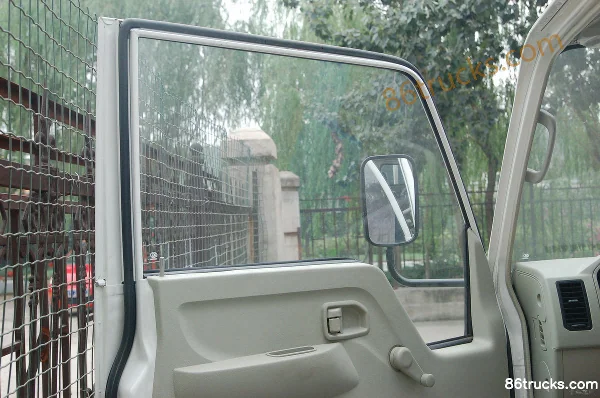 Jinbei Lingqi 87 hp 4X2(6 wheels) 4.25m Single Row Stake Truck Cab (2) | 86Trucks
