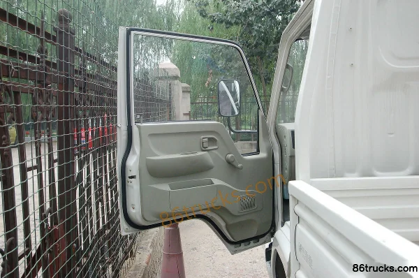 Jinbei Lingqi 87 hp 4X2(6 wheels) 4.25m Single Row Stake Truck Cab (1) | 86Trucks