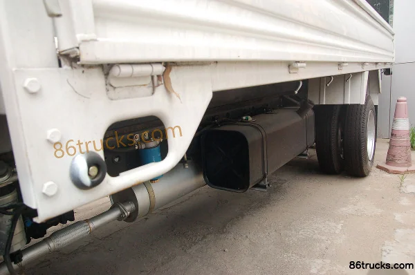 Jinbei Lingqi 87 hp 4X2(6 wheels) 4.25m Single Row Stake Truck Body (3) | 86Trucks