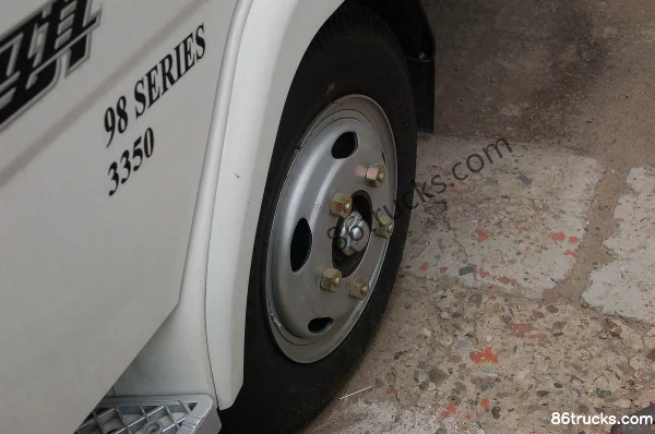 Jinbei Lingqi 87 hp 4X2(6 wheels) 4.25m Single Row Stake Truck Chassis (1) | 86Trucks