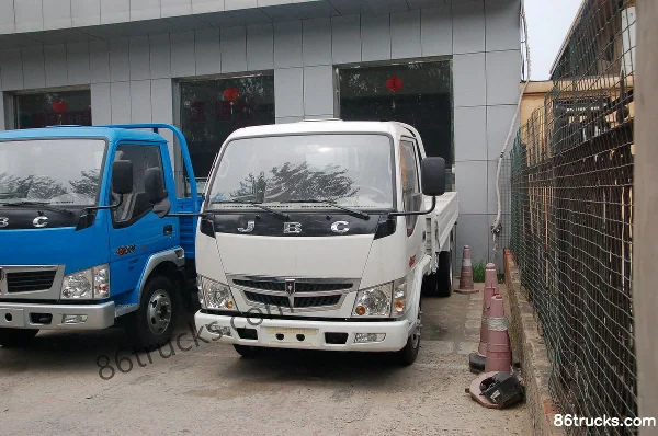 Jinbei Lingqi 87 hp 4X2(6 wheels) 4.25m Single Row Stake Truck Exterior (2) | 86Trucks