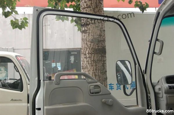 Qingling Isuzu 600P 130hp 4X2(6 wheels) 3.2m Double Row Flatbed Light Truck Cab (2) | 86Trucks