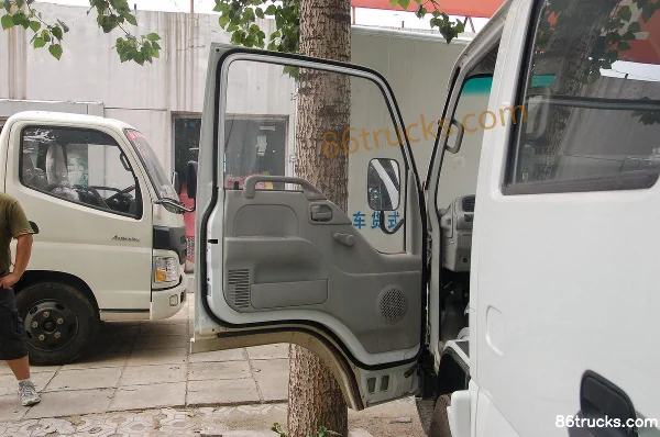 Qingling Isuzu 600P 130hp 4X2(6 wheels) 3.2m Double Row Flatbed Light Truck Cab (1) | 86Trucks