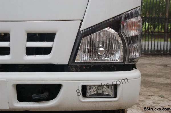 Qingling Isuzu 600P 130hp 4X2(6 wheels) 3.2m Double Row Flatbed Light Truck Exterior (3) | 86Trucks
