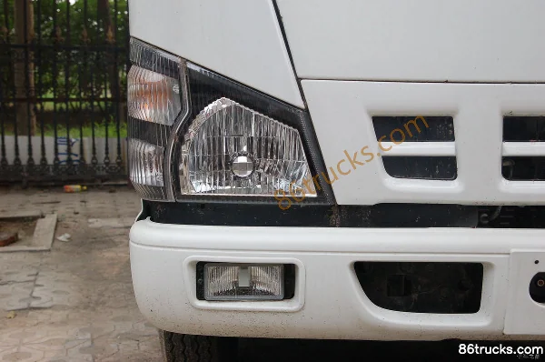 Qingling Isuzu 600P 130hp 4X2(6 wheels) 3.2m Double Row Flatbed Light Truck Exterior (2) | 86Trucks