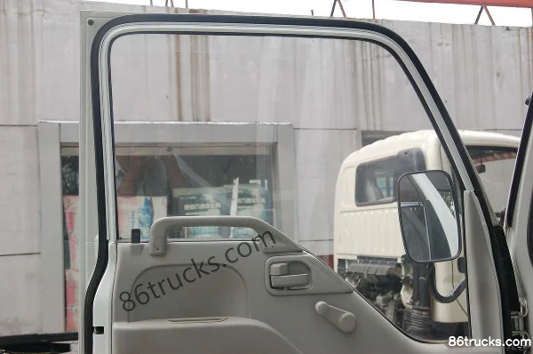 Qingling Isuzu 600P 130hp 4X2(6 wheels) 4.275m Single Row Flatbed Light Truck Cab (2) | 86Trucks
