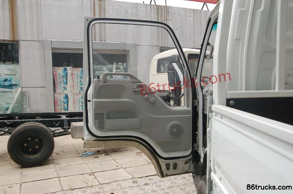 Qingling Isuzu 600P 130hp 4X2(6 wheels) 4.275m Single Row Flatbed Light Truck Cab (1) | 86Trucks