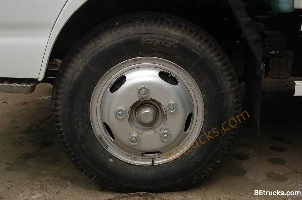 Qingling Isuzu 600P 130hp 4X2(6 wheels) 4.275m Single Row Flatbed Light Truck Chassis (1) | 86Trucks