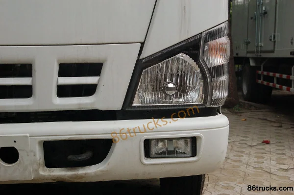 Qingling Isuzu 600P 130hp 4X2(6 wheels) 4.275m Single Row Flatbed Light Truck Exterior (3) | 86Trucks