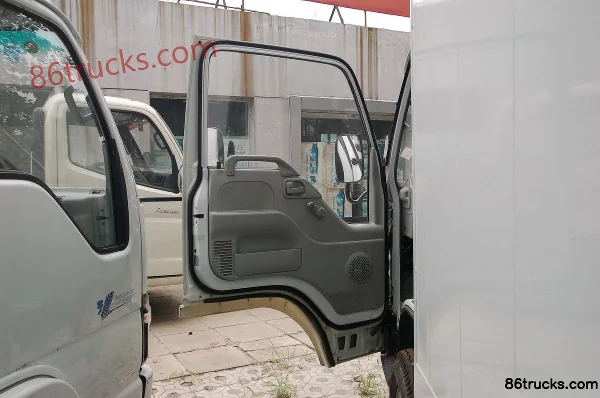 Isuzu 600P 130 ch 4X2(6 roues) camion fourgon simple cabine 3,6 m (1) | 86Trucks