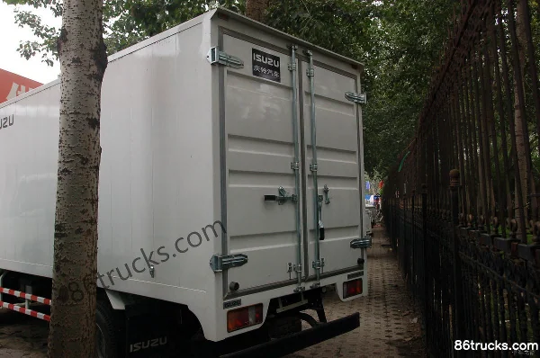 Isuzu 600P 130 ch 4X2(6 roues) camion fourgon simple cabine 3,6 m Carrosserie (1) | 86Trucks