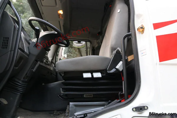 FAW Jiefang J6M heavy truck 280 hp 8X4(12 wheels) oil tanker (Luping Machine brand) Cab (3) | 86Trucks