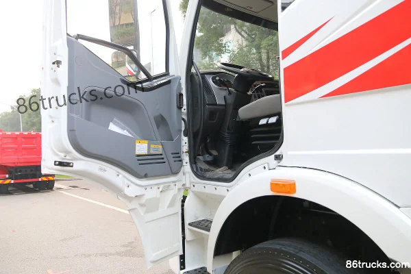 FAW Jiefang J6M heavy truck 280 hp 8X4(12 wheels) oil tanker (Luping Machine brand) Cab (1) | 86Trucks