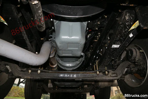 FAW Jiefang J6M heavy truck 280 hp 8X4(12 wheels) oil tanker (Luping Machine brand) Chassis (3) | 86Trucks