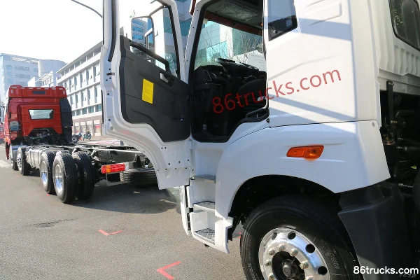 FAW Jiefang Qingdao Tu V Heavy Truck 320 hp 4X2(6 wheels) 9.65m Van Cargo Truck Cab (1) | 86Trucks