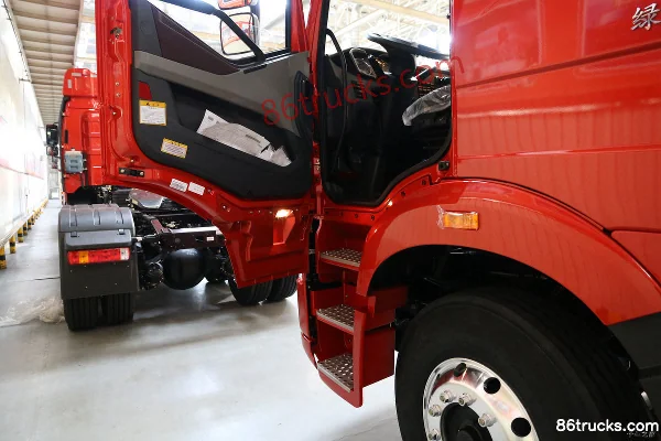 FAW Jiefang J6P heavy truck comfort version 420 hp 8X4(12 roues) 9.5m flatbed truck Cabine (1) | 86Trucks