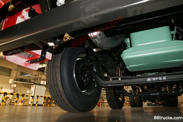 FAW Jiefang J6P heavy truck comfort version 420 hp 8X4(12 roues) 9.5m flatbed truck Châssis (2) | 86Trucks