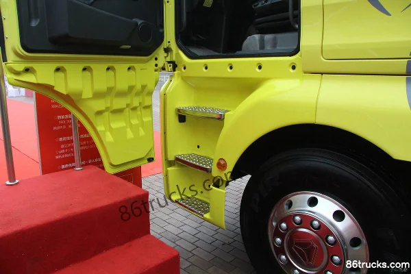 Sinotruk Sitrak C7H heavy truck 430 hp 6X4(10 wheels) LNG tractor truck (MCP16 rear axle) Cab (2) | 86Trucks