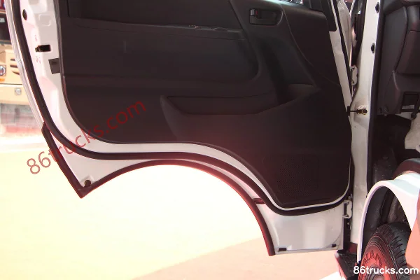Jiulong E6 95 hp 6.01m pure electric enclosed cargo van Cab (3) | 86Trucks
