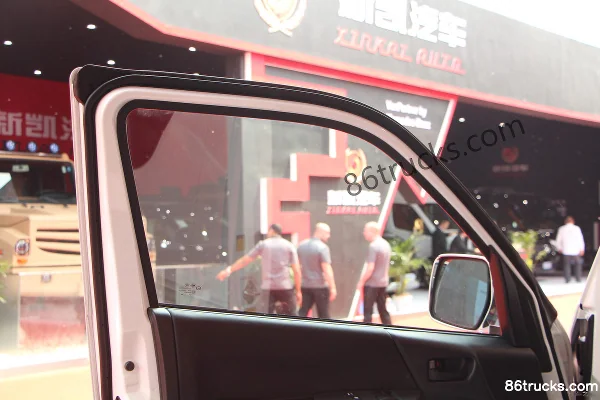 Jiulong E6 95 hp 6.01m pure electric enclosed cargo van Cab (2) | 86Trucks