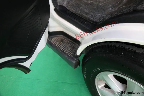 Wuzhoulong 75 hp 6.01m long wheelbase pure electric enclosed box van Cab (2) | 86Trucks