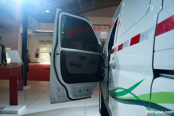 Jinbei Qiyun 41hp 4.2m pure electric enclosed truck Cab (1) | 86Trucks
