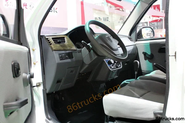 SRM Xinyuan Xiaohaishi X30 20 hp 4.2m pure electric enclosed box van Cab (1) | 86Trucks