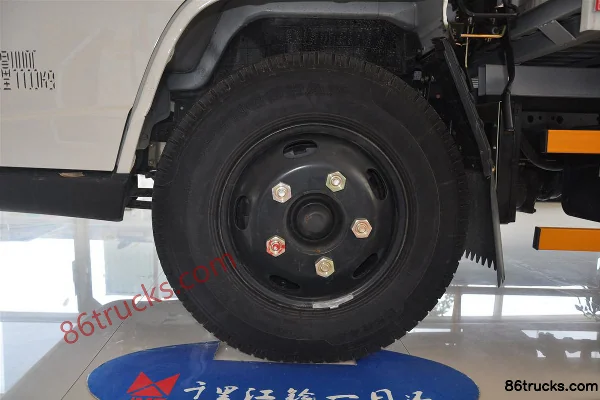 JMC Shunda version standard 109 ch 4X2(6 roues) 4,21 m fourgon léger cabine simple (1) | 86Trucks