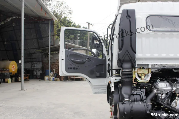 Dongfeng Kaipute K6 150hp 4X2(6 wheels) 4.17m single-row van light truck Cab (1) | 86Trucks