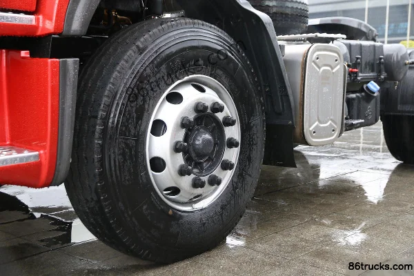 Dongfeng Liuqi Chenglong H5 heavy truck 350hp 4X2(6 wheels) tractor truck Chassis (2) | 86Trucks