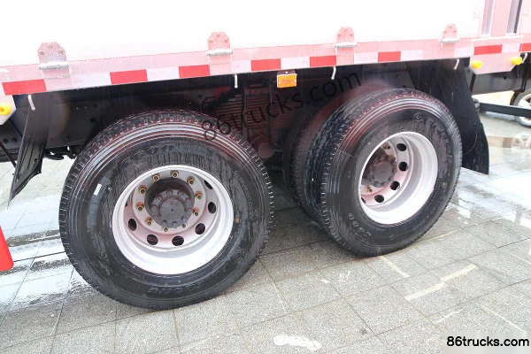 Dongfeng Liuqi Chenglong H7 Heavy Truck 375 hp 8X4(12 wheels) 9.5m Stake Cargo Truck Cab (2) | 86Trucks