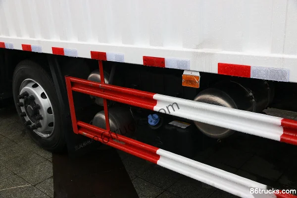 Dongfeng Liuqi Chenglong H7 350 hp 6X2(8 wheels) 7.8m Van Truck Chassis (3) | 86Trucks