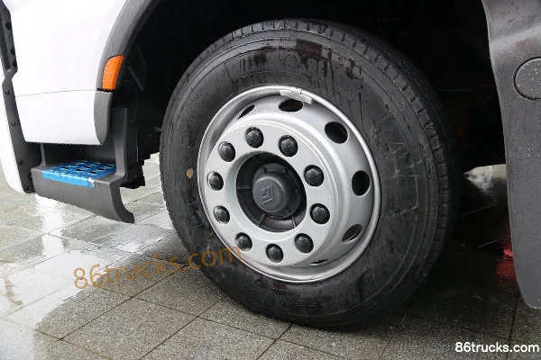 Dongfeng Liuqi Chenglong H7 350 hp 6X2(8 wheels) 7.8m Van Truck Chassis (1) | 86Trucks