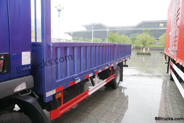 Dongfeng Liuqi Chenglong L3 160hp 4X2(6 wheels) 5.2m single-row panel cargo truck Chassis (1) | 86Trucks