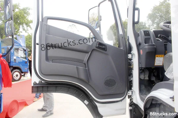 Hyundai Commercial Vehicle Zhidao 300M 116 hp 4X2(6 wheels) 4.18m Single Row Stake Light Truck Cab (2) | 86Trucks