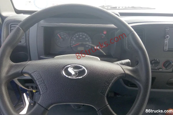 Shifeng Fengchi 130hp 4X2(6 wheels) 3.8m semi-row stake truck light truck Cab (3) | 86Trucks