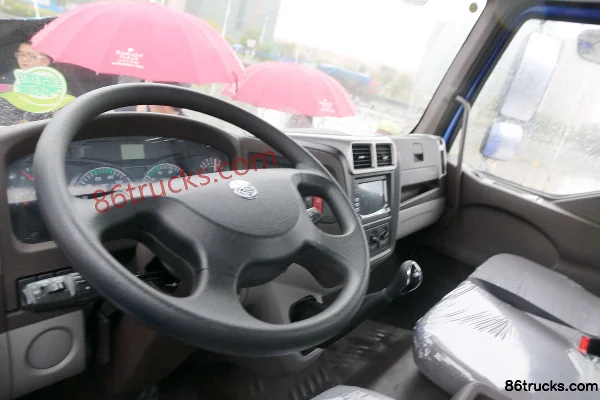 Dongfeng Liuqi Chenglong L3 160hp 4X2(6 wheels) 5.2m single-row panel cargo truck Cab (2) | 86Trucks