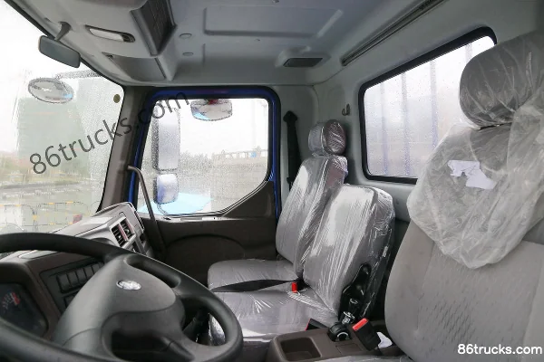 Dongfeng Liuqi Chenglong L3 160hp 4X2(6 wheels) 5.2m single-row panel cargo truck Cab (1) | 86Trucks