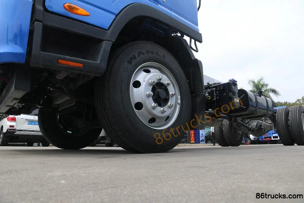 JAC Q9 Weishida W500 Medium Truck 190hp 4X2(6 wheels) 6.8m Van Cargo Truck Chassis (2) | 86Trucks