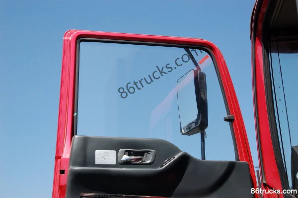 Hongyan Xindakang camion lourd 310 ch 6X4(10 roues) 8 m camion benne Cabine (2) | 86Trucks