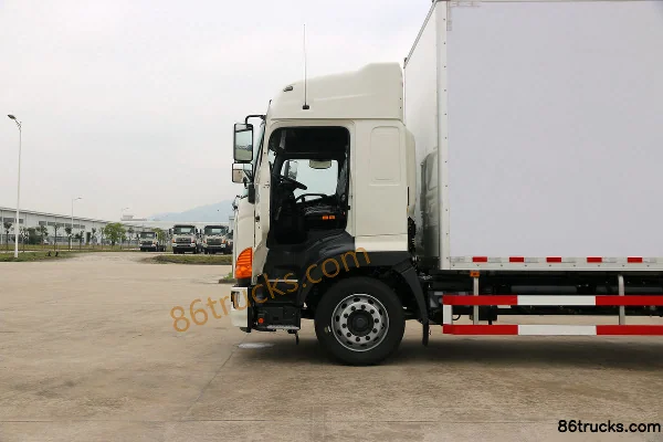 Guangqi HINO 700 Series Heavy Truck 265 hp 4X2(6 wheels) 9.72m Van Cargo Truck Chassis (Flat Roof) Cab (1) | 86Trucks