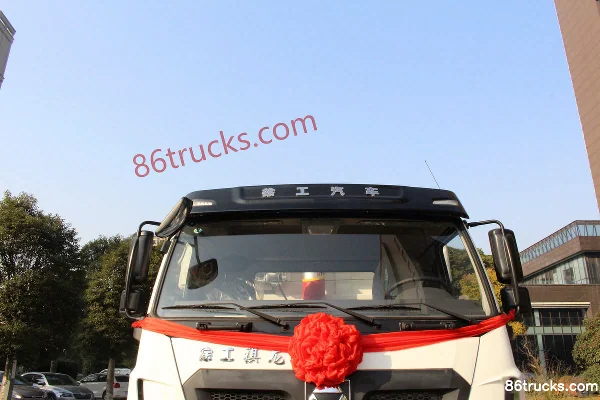 XCMG Qilong Heavy Truck 336hp 6X4(10 wheels) 5.6m Dump Truck Exterior (3) | 86Trucks