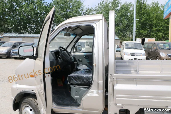 Dongfeng T3 (formerly Xiaobawang W) 87hp 4X2(6 wheels) 3.3m single-row flatbed micro truck Cab (2) | 86Trucks